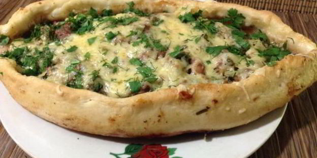 пицца по-турецки с огуречным соусом