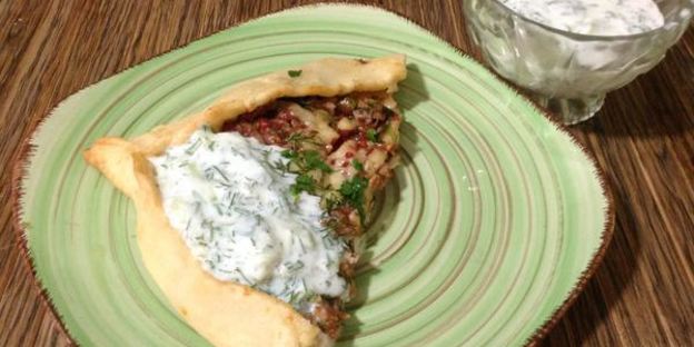 пицца по-турецки с огуречным соусом