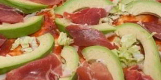 пицца с авокадо