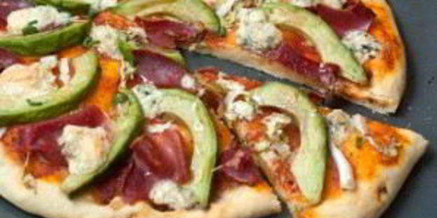 пицца с авокадо