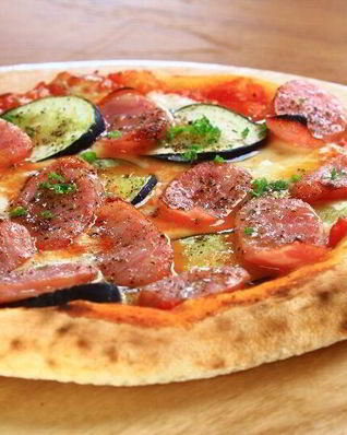 Пицца с баклажанами и колбасой