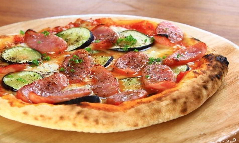 Рецепт пиццы с баклажанами и колбасой