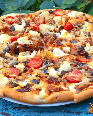 Пицца с баклажанами и цветной капустой