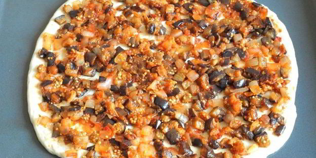 пицца с баклажанами и цветной капустой