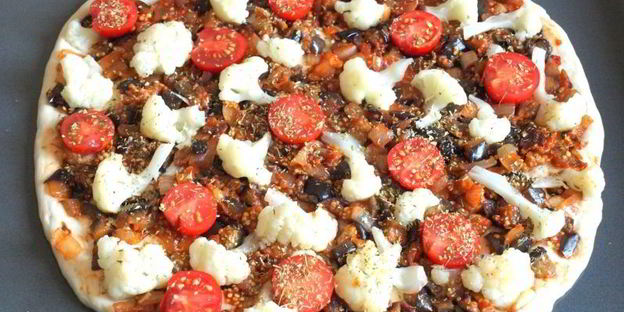 пицца с баклажанами и цветной капустой