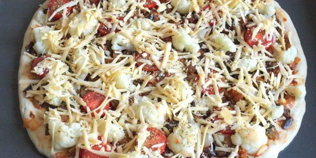 пицца с баклажанами и цветной капустой