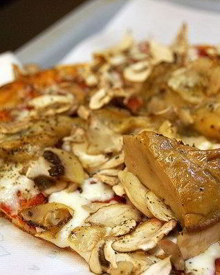 Пицца с белыми грибами и шампиньонамим