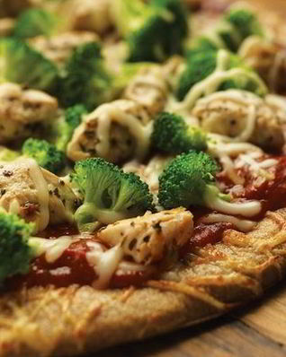 Пицца с брокколи и курицей