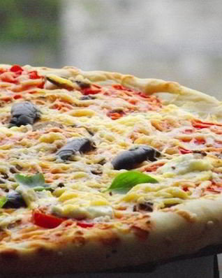 Пицца с фетой, помидорами и оливками