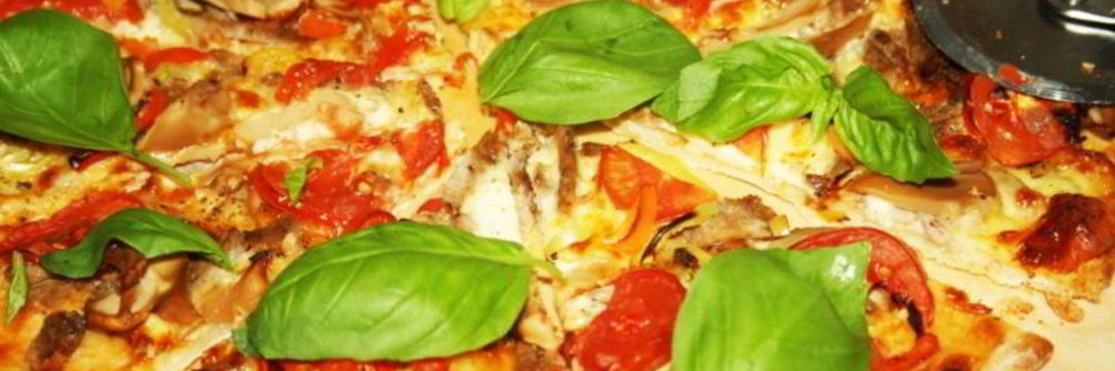 Пицца с грибами и домашней ветчиной