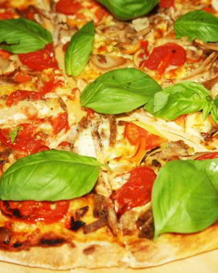 Пицца с грибами и домашней ветчиной