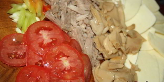 пицца с грибами и домашней ветчиной