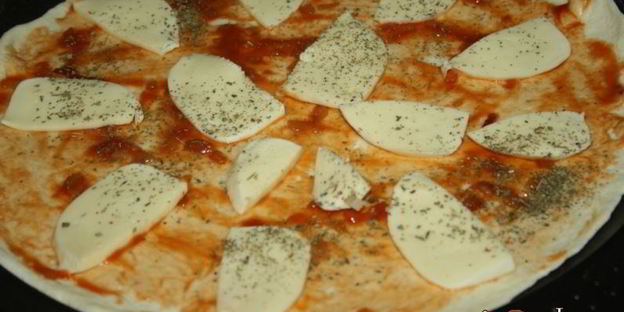 пицца с грибами и домашней ветчиной