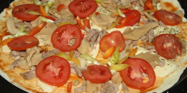 пицца с грибами и домашней ветчиной