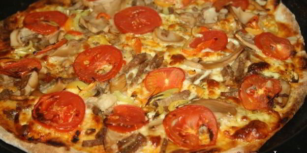 пицца с грибами и домашней ветчиной