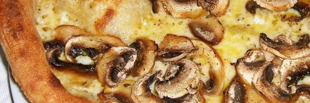 Пицца с грибами и сыром