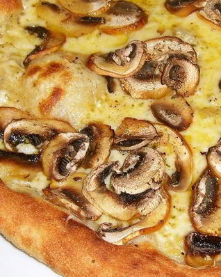 Пицца с грибами и сыром