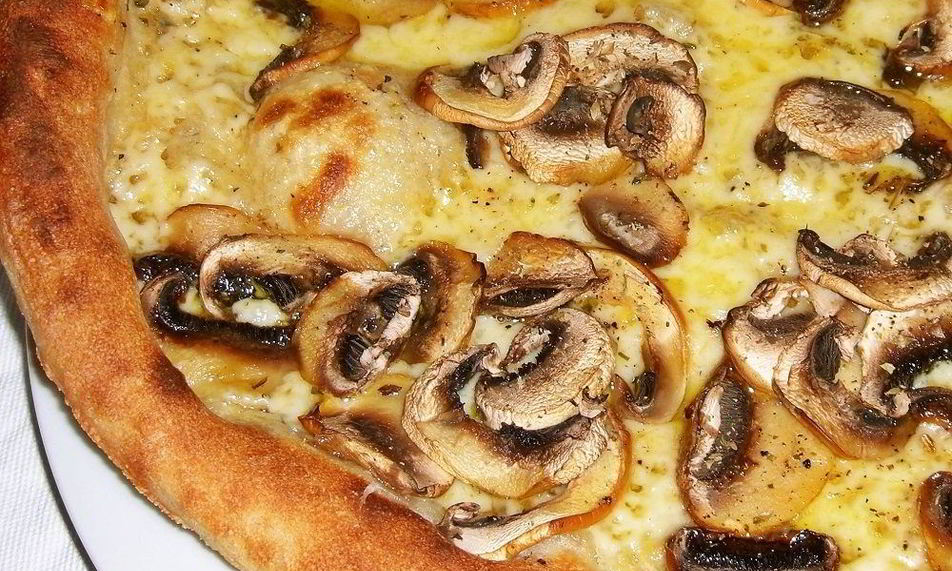 Рецепт пиццы с грибами и сыром