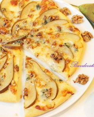 Пицца с грушей и горгонзолой