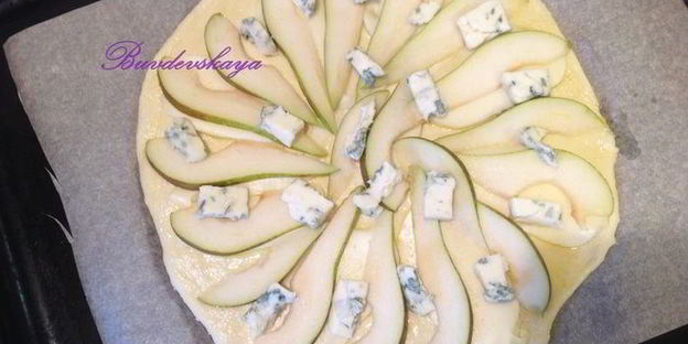 пицца с грушей и горгонзолой