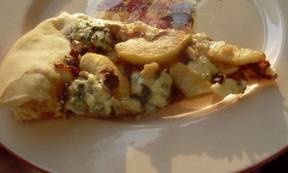 Рецепт пиццы с карамелизированным луком и яблоками