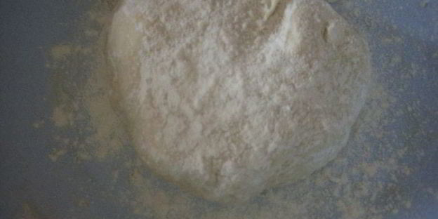 пицца с карамелизированным луком и яблоками