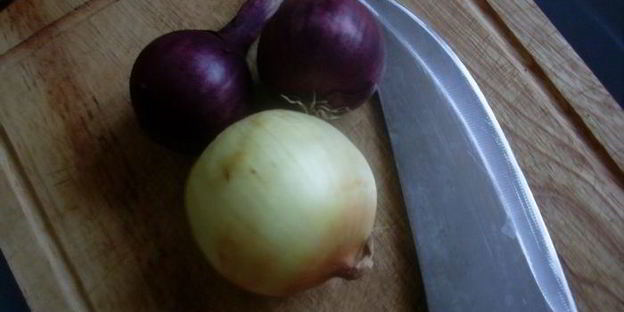 пицца с карамелизированным луком и яблоками