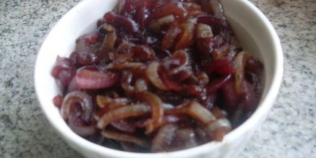 пицца с карамелизированным луком и яблоками