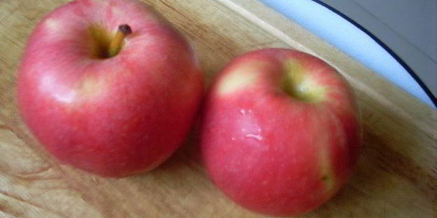 пицца с карамелизированным луком и яблоками