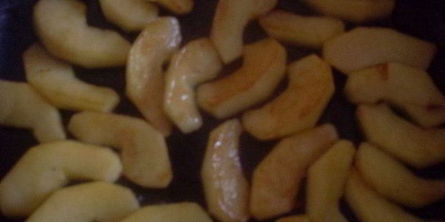 пицца с карамелизированным луком и яблоками