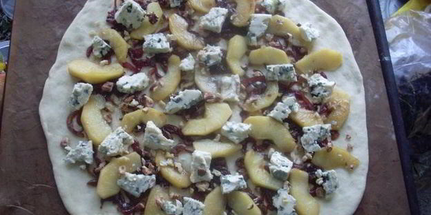 пицца с карамелизированным луком и яблоками