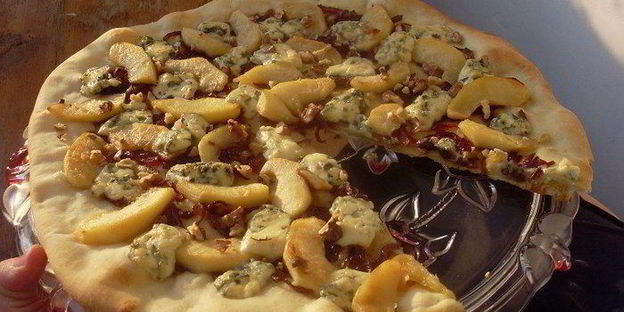 пицца с карамелизированным луком и яблоками