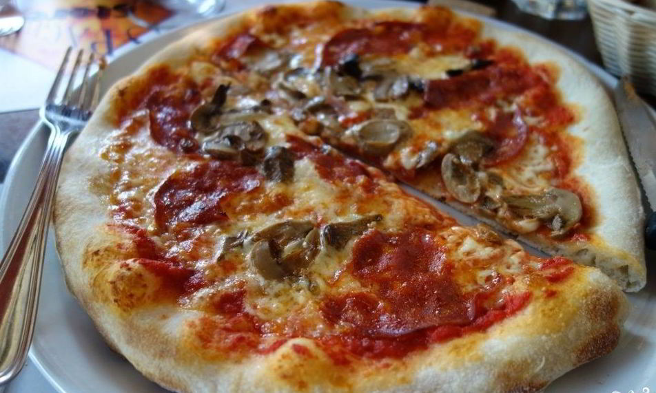 Рецепт пиццы с колбасой, грибами и помидорами