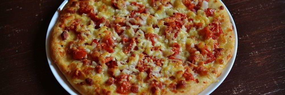 Пицца с колбасой