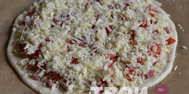 пицца с колбасой