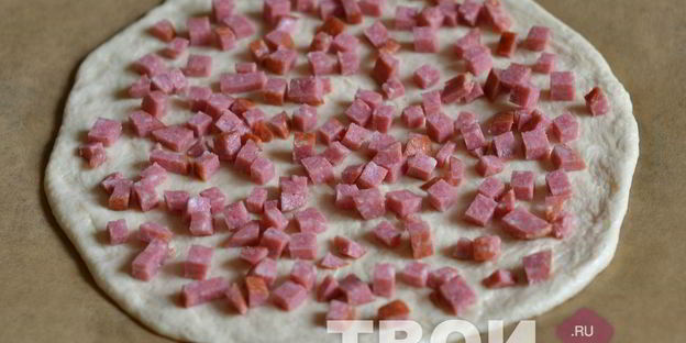 пицца с колбасой