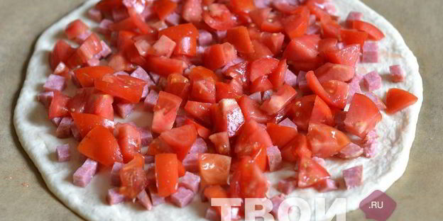 пицца с колбасой