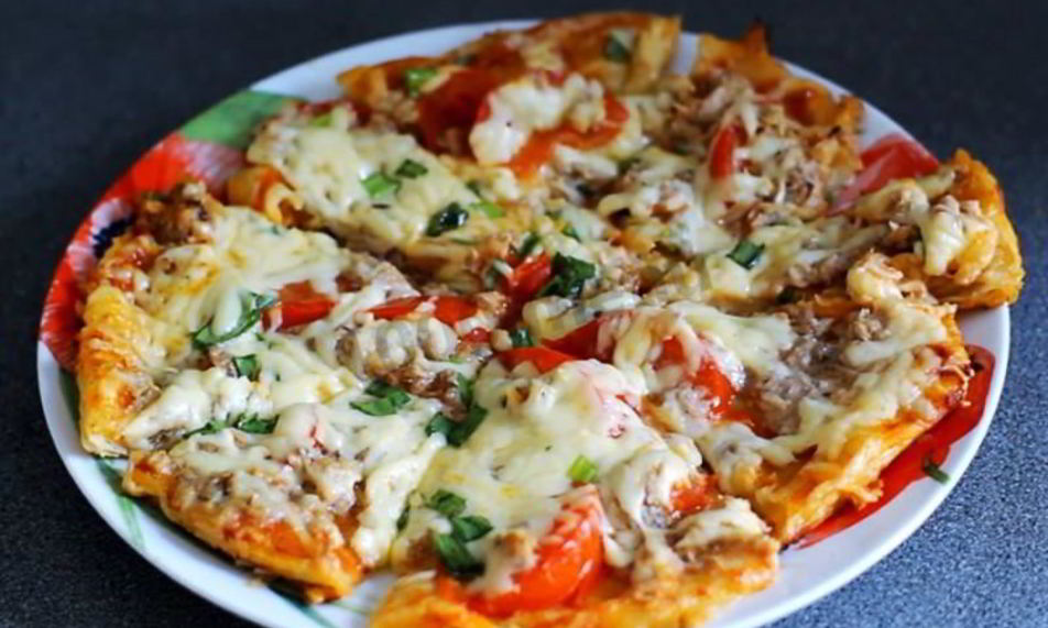 Рецепт пиццы с консервированныма тунцома и лукома