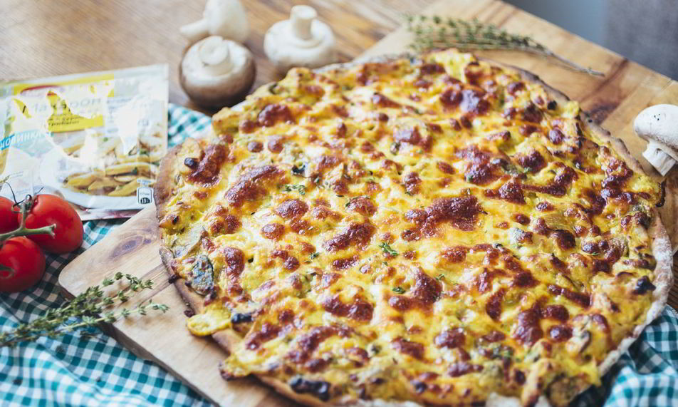 Рецепт пиццы с куриной грудкой и грибами в сливочном соусе