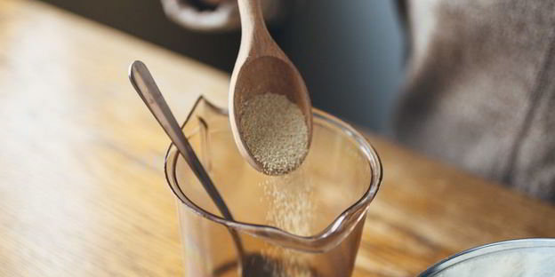 пицца с куриной грудкой и грибами в сливочном соусе