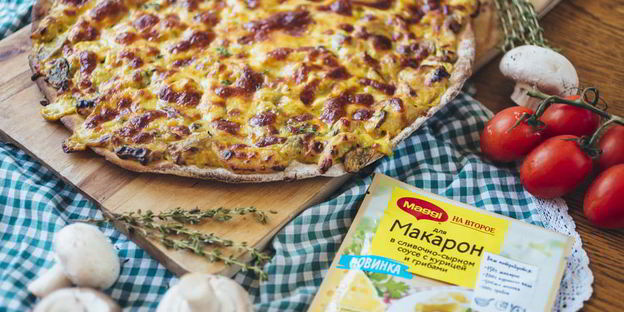 пицца с куриной грудкой и грибами в сливочном соусе