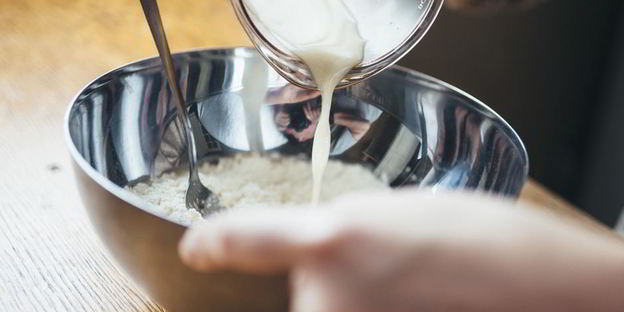 пицца с куриной грудкой и грибами в сливочном соусе