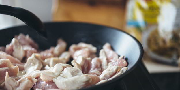 пицца с куриной грудкой и грибами в сливочном соусе