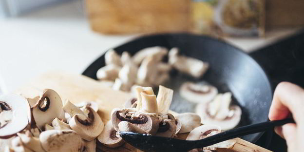 пицца с куриной грудкой и грибами в сливочном соусе