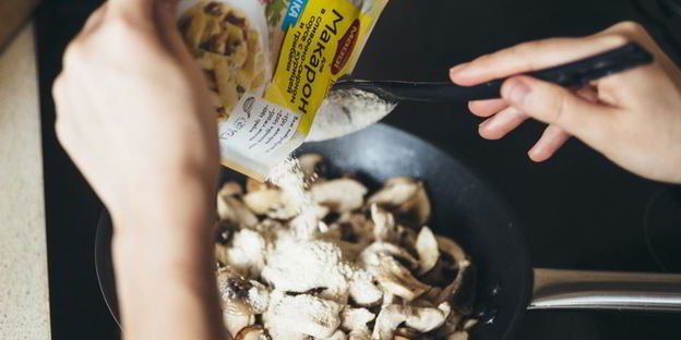 пицца с куриной грудкой и грибами в сливочном соусе