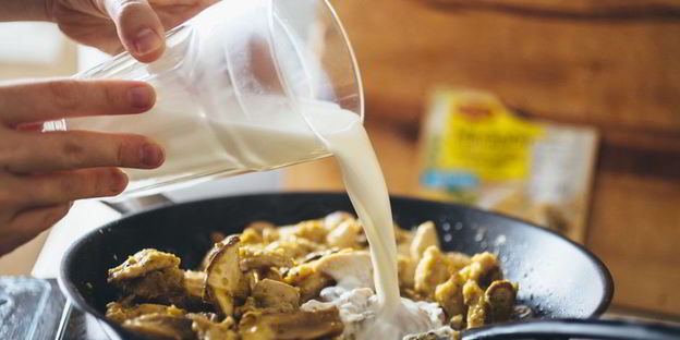 пицца с куриной грудкой и грибами в сливочном соусе