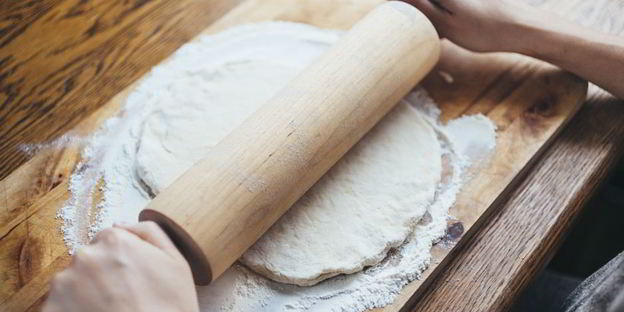 пицца с куриной грудкой и грибами в сливочном соусе