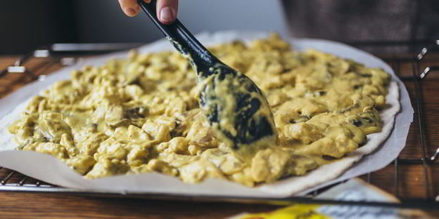 пицца с куриной грудкой и грибами в сливочном соусе