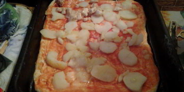 пицца с куриным филе и картофелем