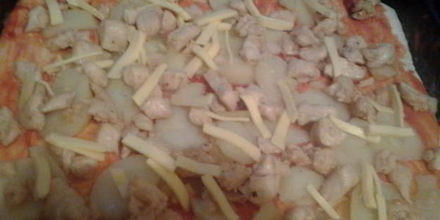 пицца с куриным филе и картофелем